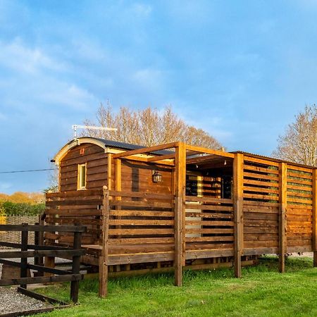 Hillside View Shepherds Hut - Ockeridge Rural Retreats Little Witley Exterior foto