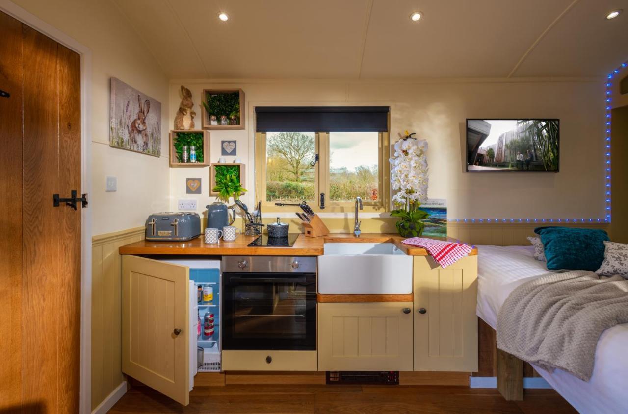 Hillside View Shepherds Hut - Ockeridge Rural Retreats Little Witley Exterior foto