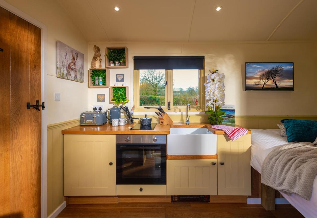 Hillside View Shepherds Hut - Ockeridge Rural Retreats Little Witley Exterior foto