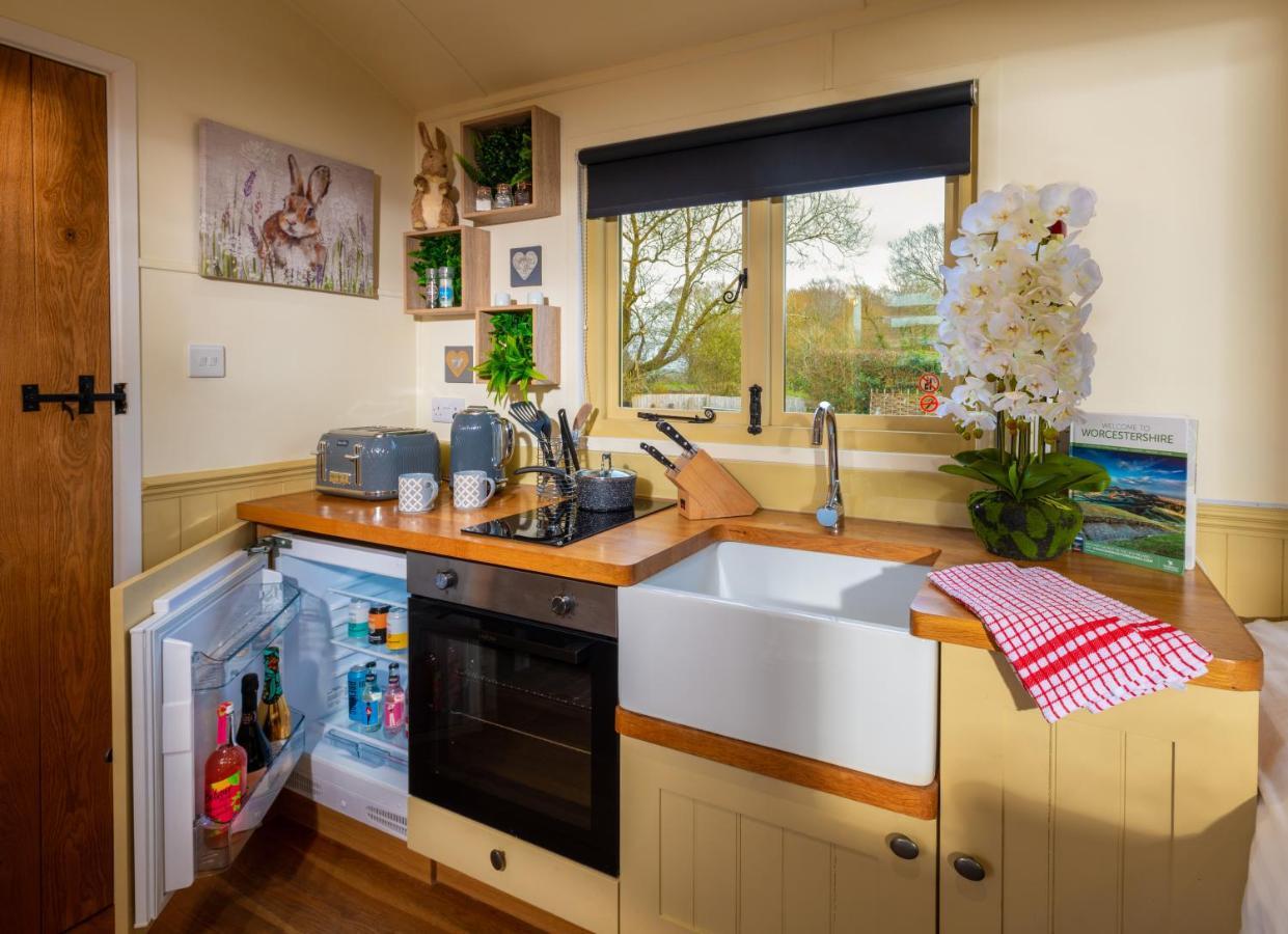 Hillside View Shepherds Hut - Ockeridge Rural Retreats Little Witley Exterior foto