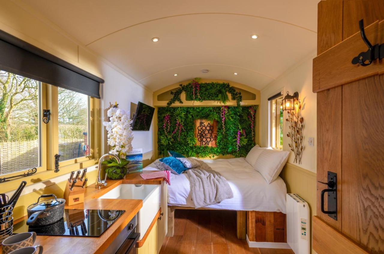 Hillside View Shepherds Hut - Ockeridge Rural Retreats Little Witley Exterior foto