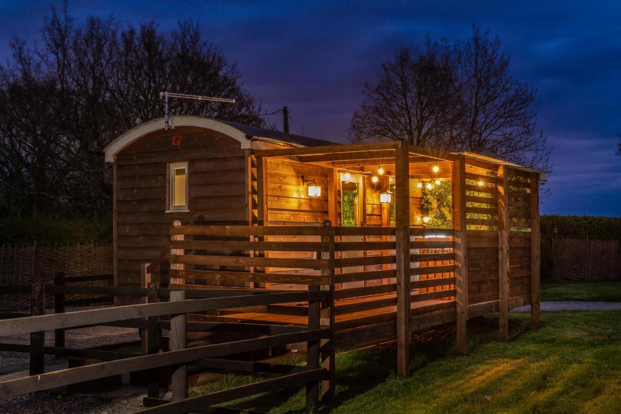 Hillside View Shepherds Hut - Ockeridge Rural Retreats Little Witley Exterior foto